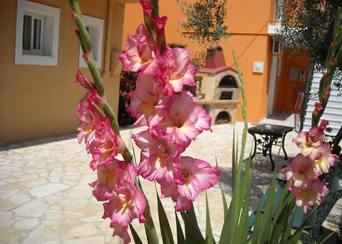 Erietta アパートホテル